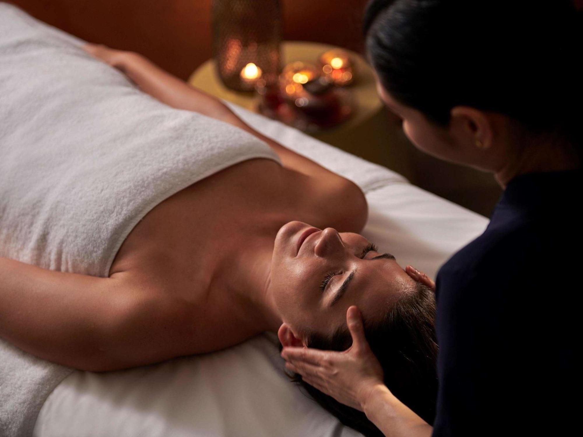 Fairmont Ajman Hotel Ngoại thất bức ảnh A woman receiving a head massage