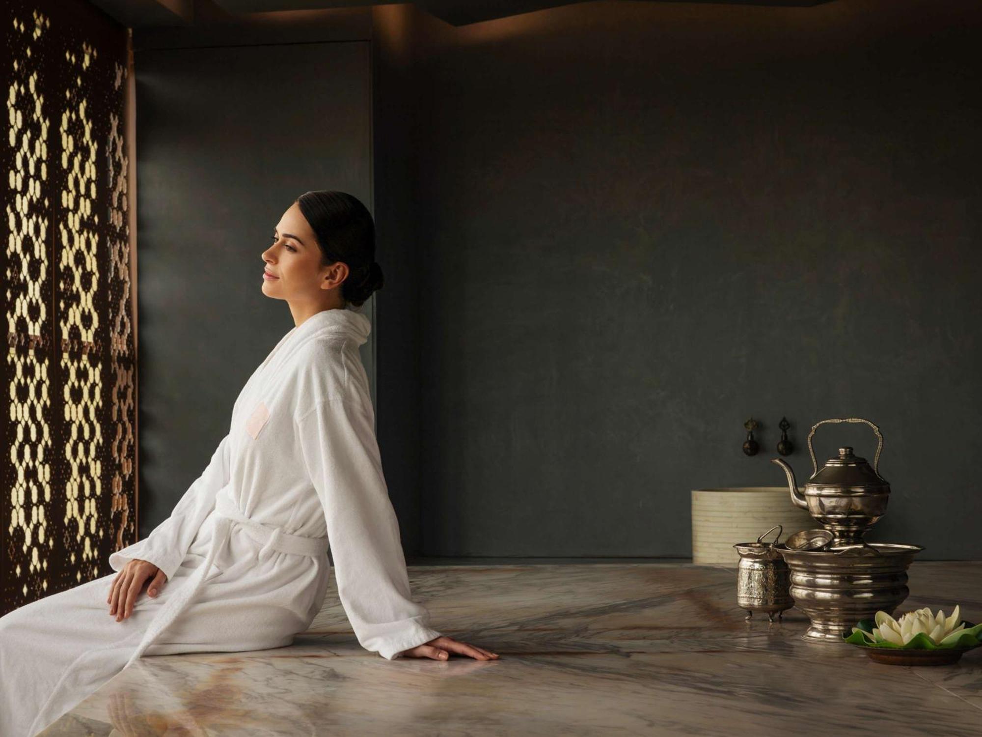 Fairmont Ajman Hotel Ngoại thất bức ảnh A woman in a spa