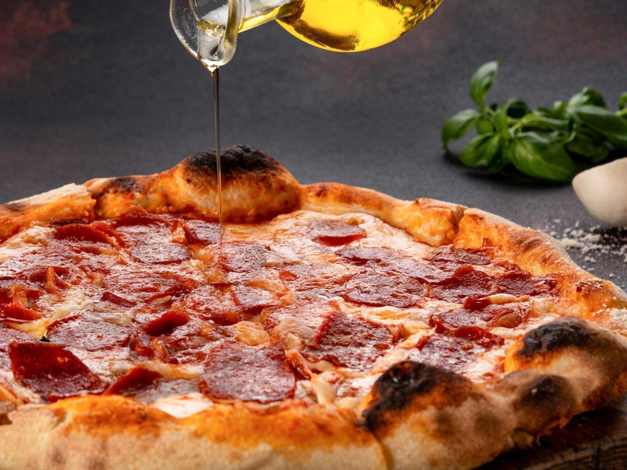 Fairmont Ajman Hotel Ngoại thất bức ảnh A salami pizza